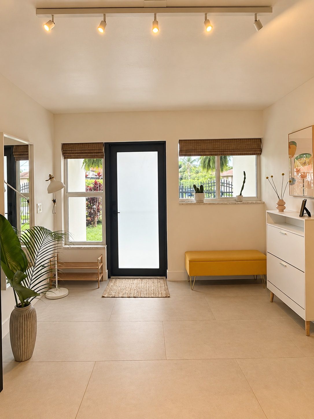 Modern 3BR Home With Free Parking, 15 Min to the Beach