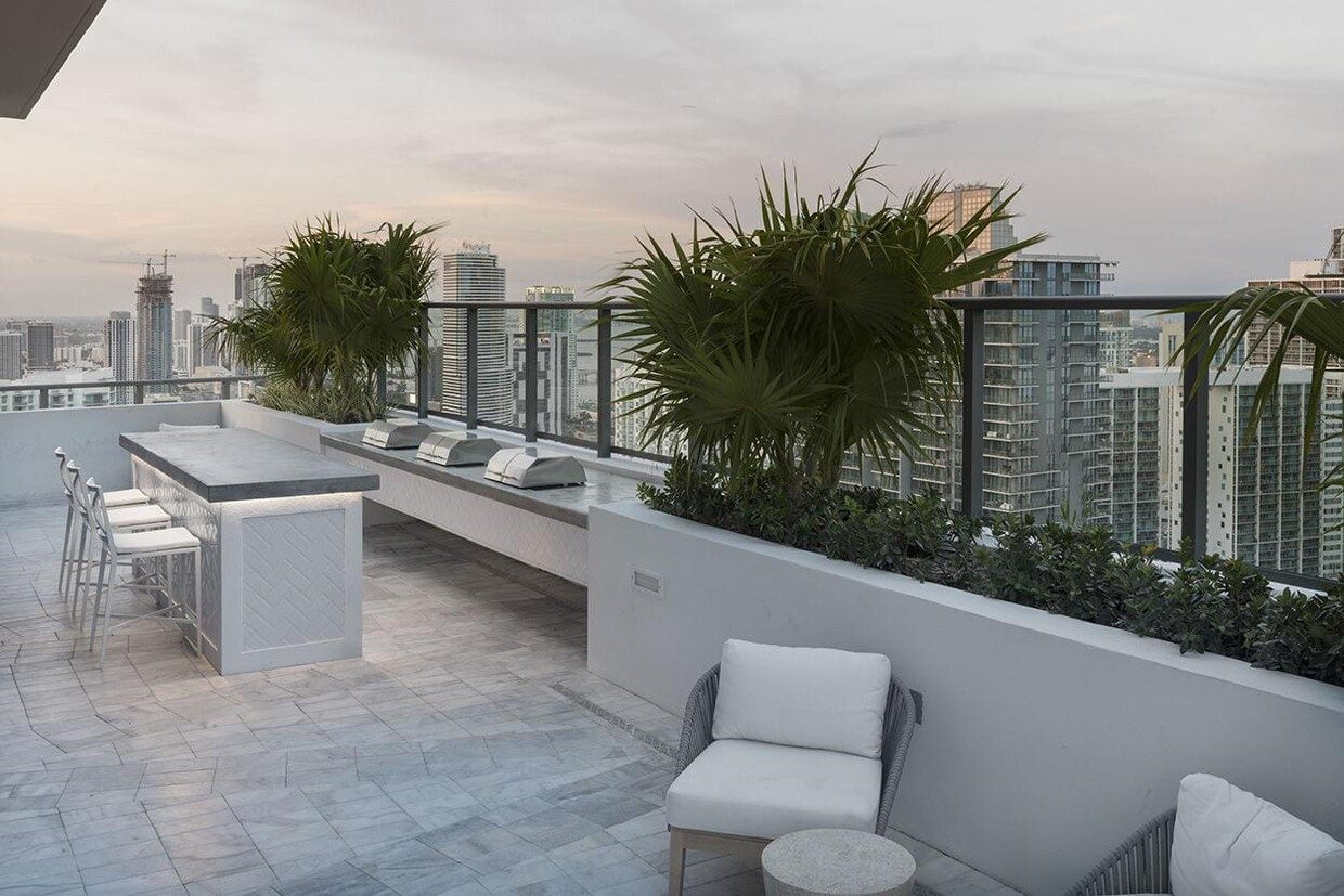 Very Spacious 1 Bed/ 1 Bath Apartment in the Brickell area photo 2