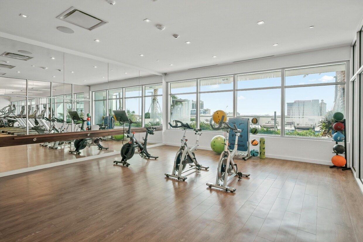 Spacious 1 Bed/ 1 Bath Apartment in Downtown West Palm Beach photo 2
