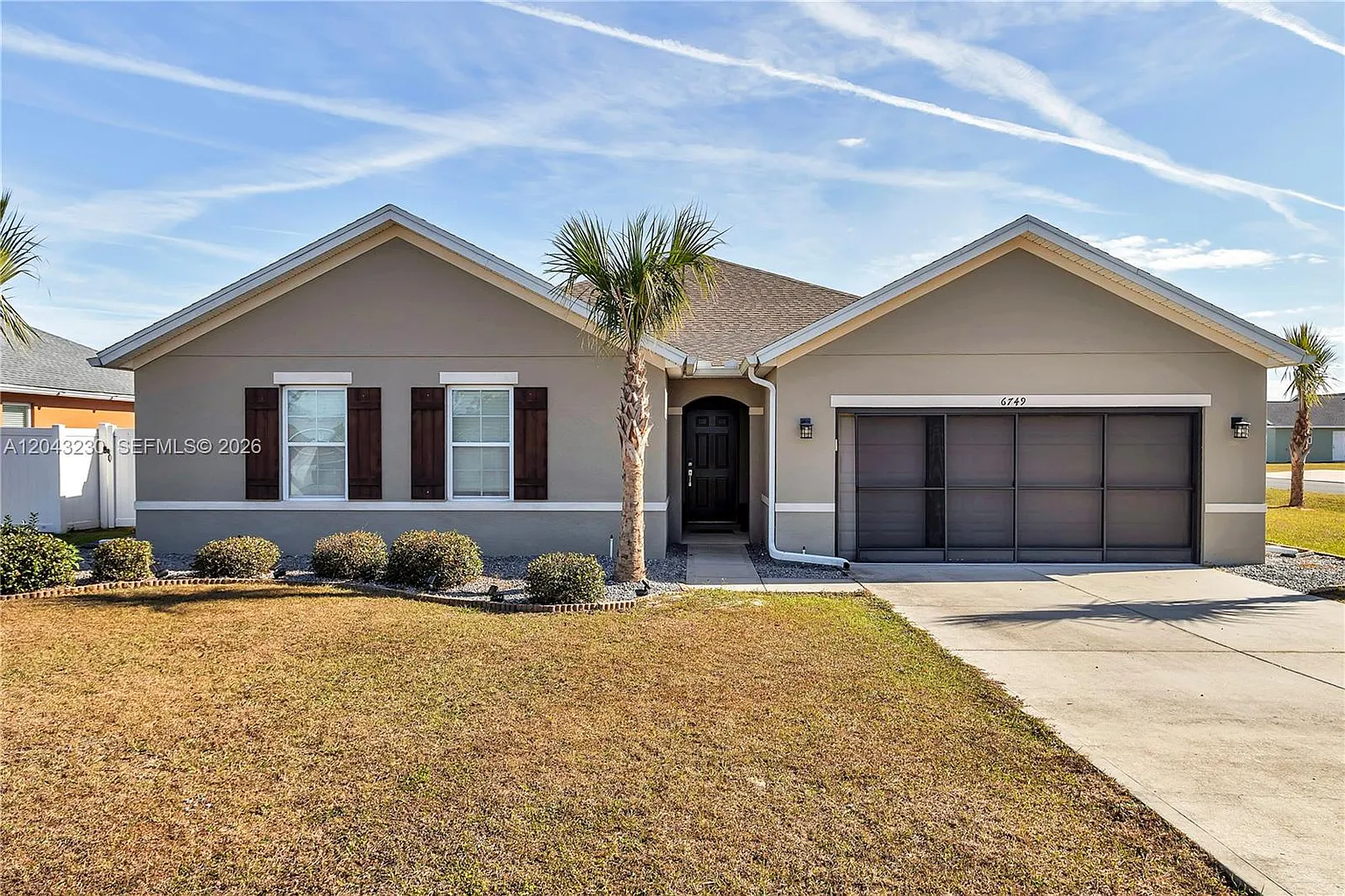 Modern pool house premium location near the hospital, the equestrian center. 