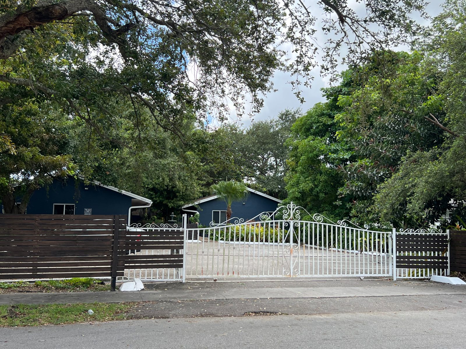 Furnished 2BR/1BA in Quiet Gated Hollywood Property, 30+ Day Stays, Ultra-Fast Internet (2000 Mbps)