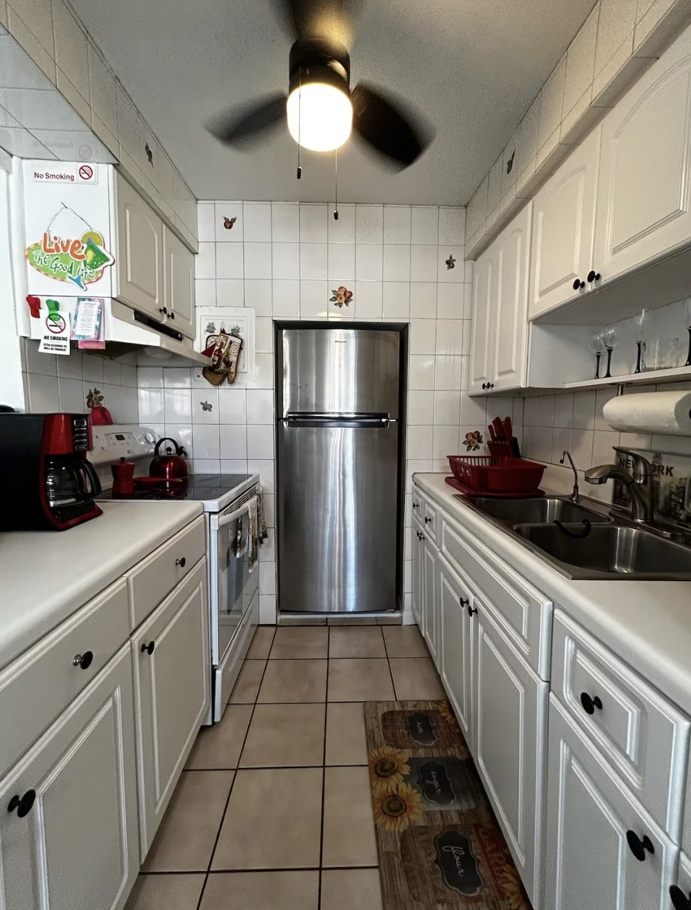 Pompano Beach less than a block walk to the beach. Enjoy paradise. — photo 2