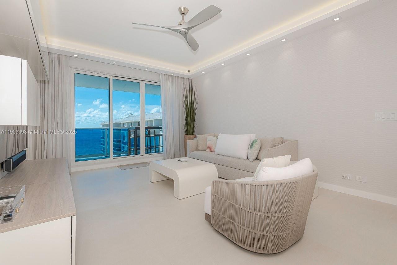 Roney Palace Direct Ocean View + Den