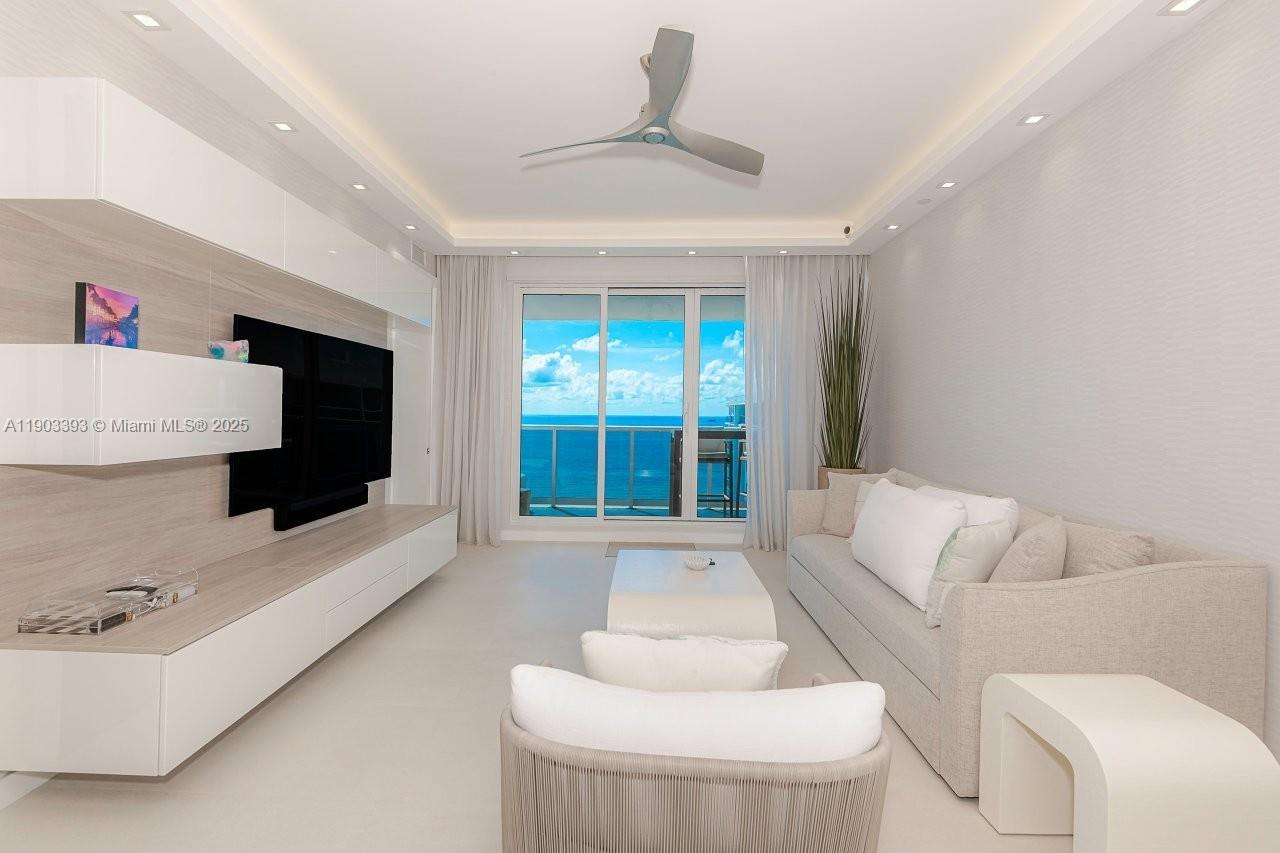 Roney Palace Direct Ocean View + Den photo 2