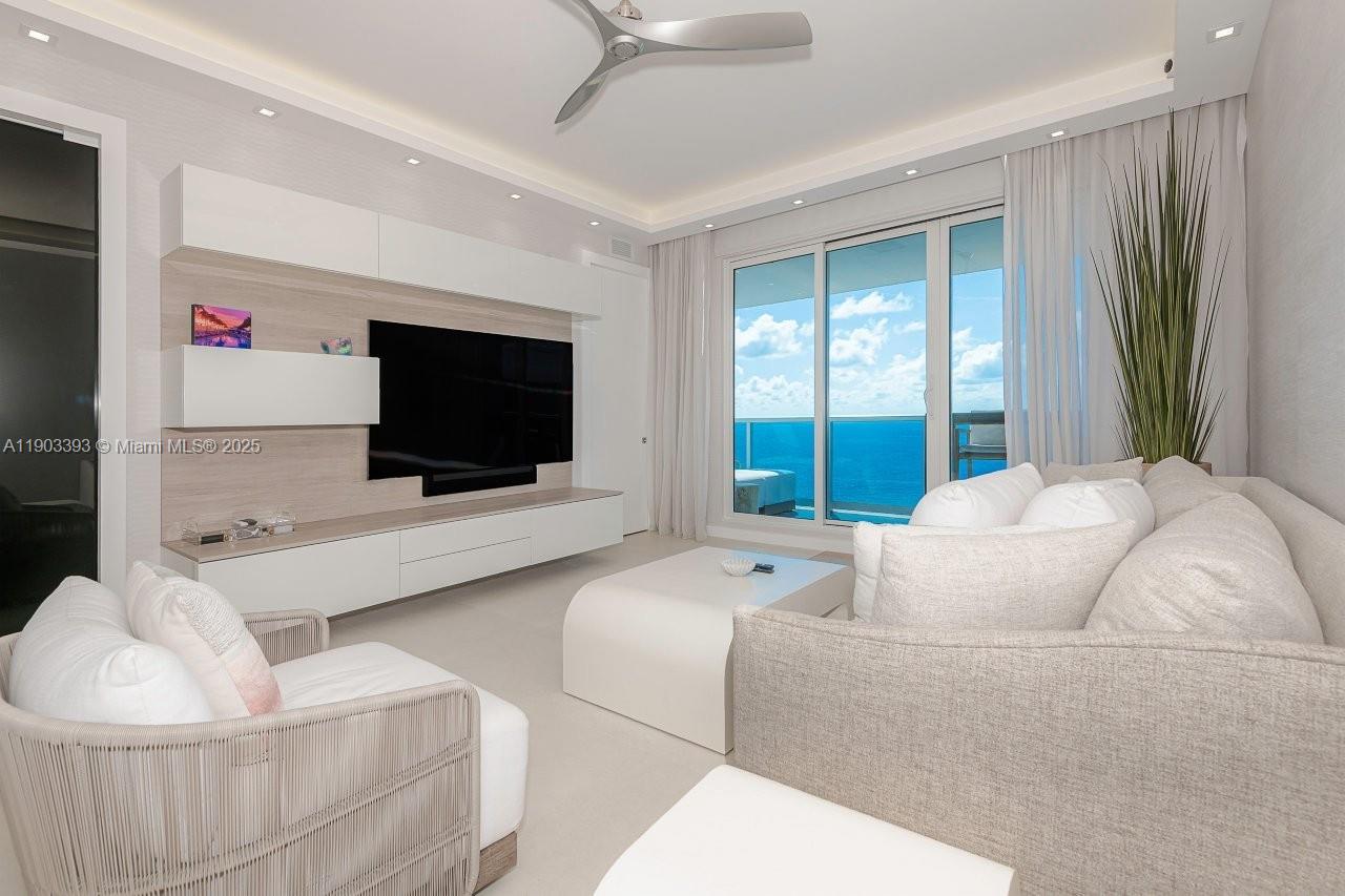 Roney Palace Direct Ocean View + Den photo 3