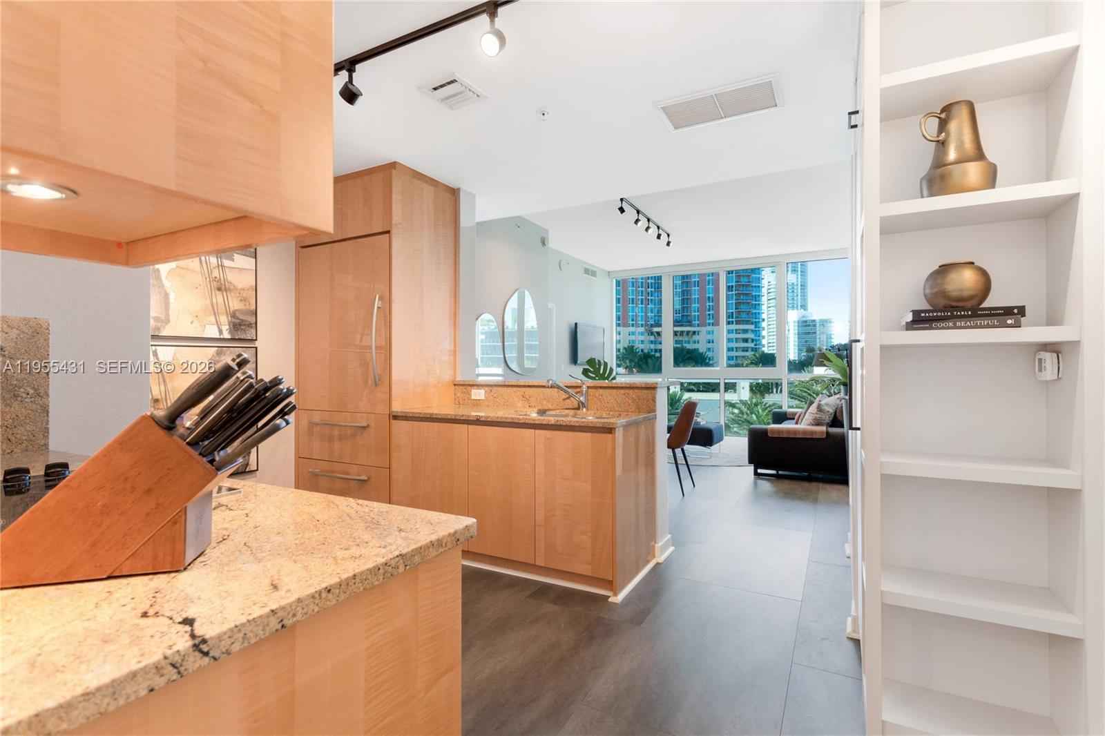 Renovated 1BR In Continuum North Tower Oceanfront photo 3