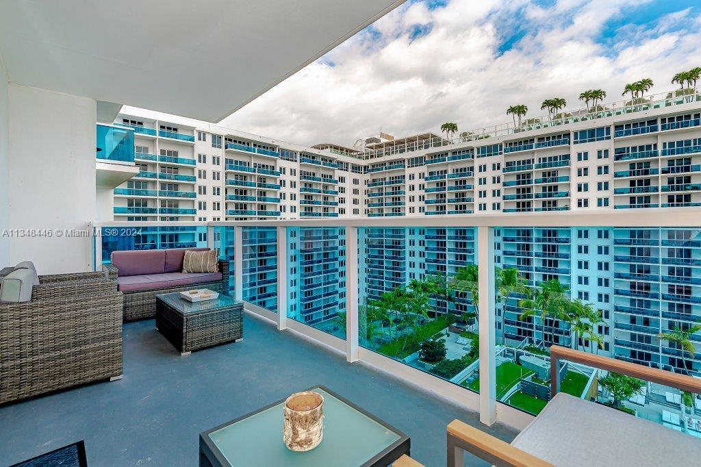 Updated 1BR+Den Oceanfront at Roney Palace photo 2