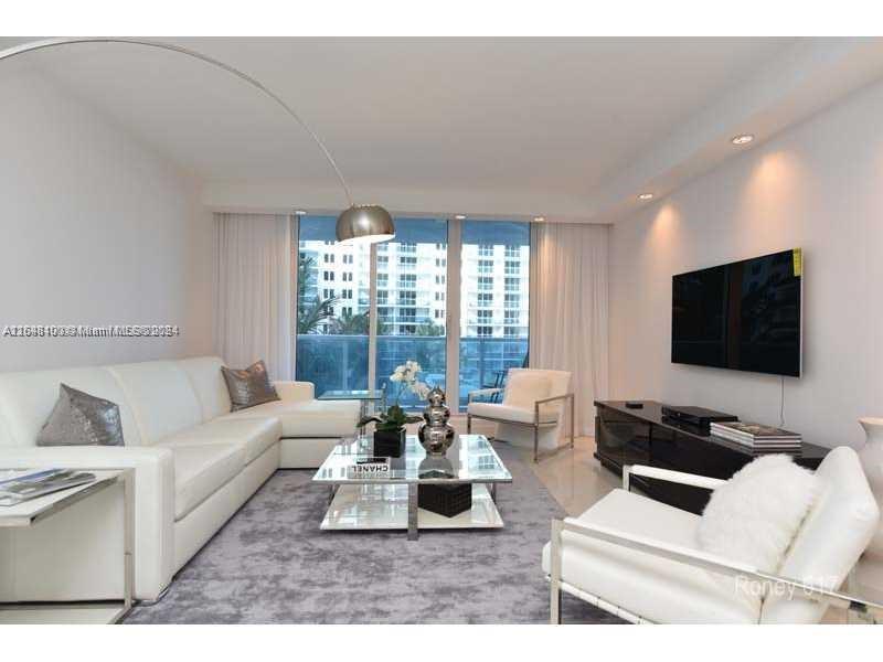 Designer Renovated Oceanfront 1BR Roney Palace photo 2