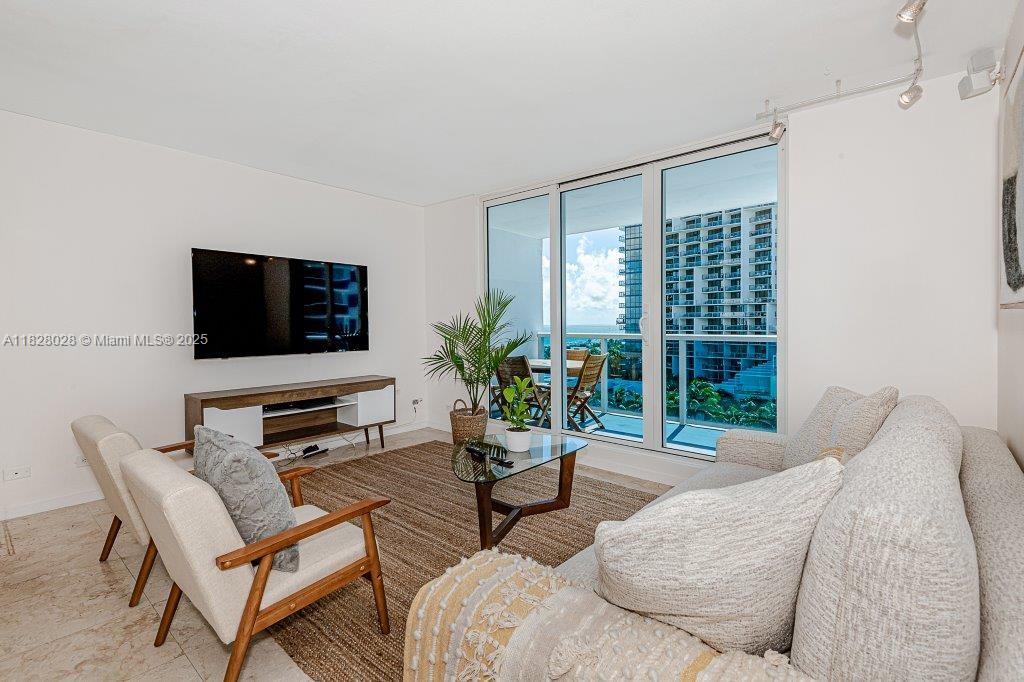 Oceanfront 1BR+Den At The Roney Palace photo 3