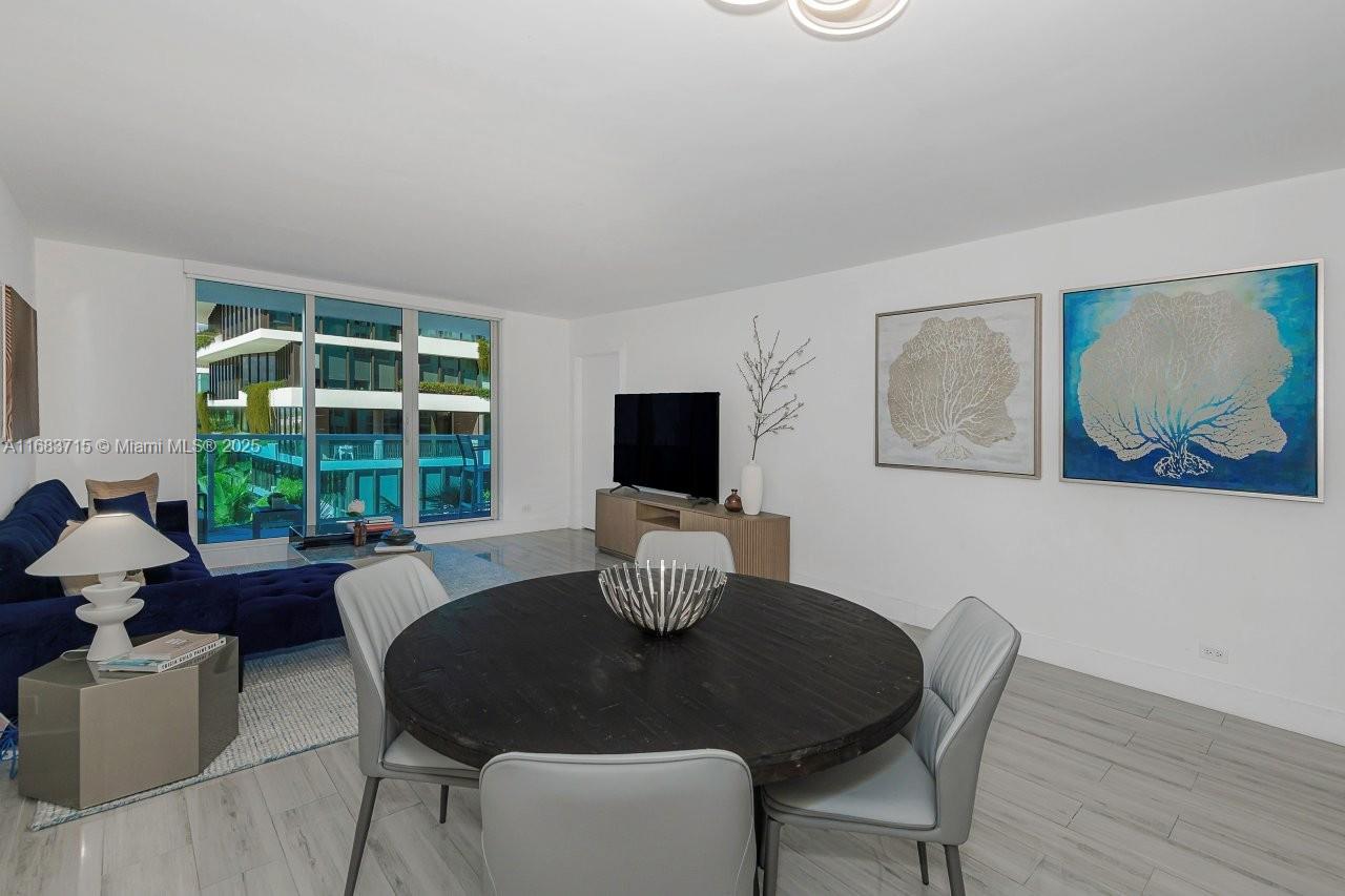 Roney Palace: 1BR+Den With Hotel Amenities photo 2