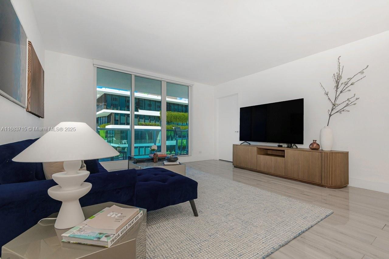 Roney Palace: 1BR+Den With Hotel Amenities photo 3