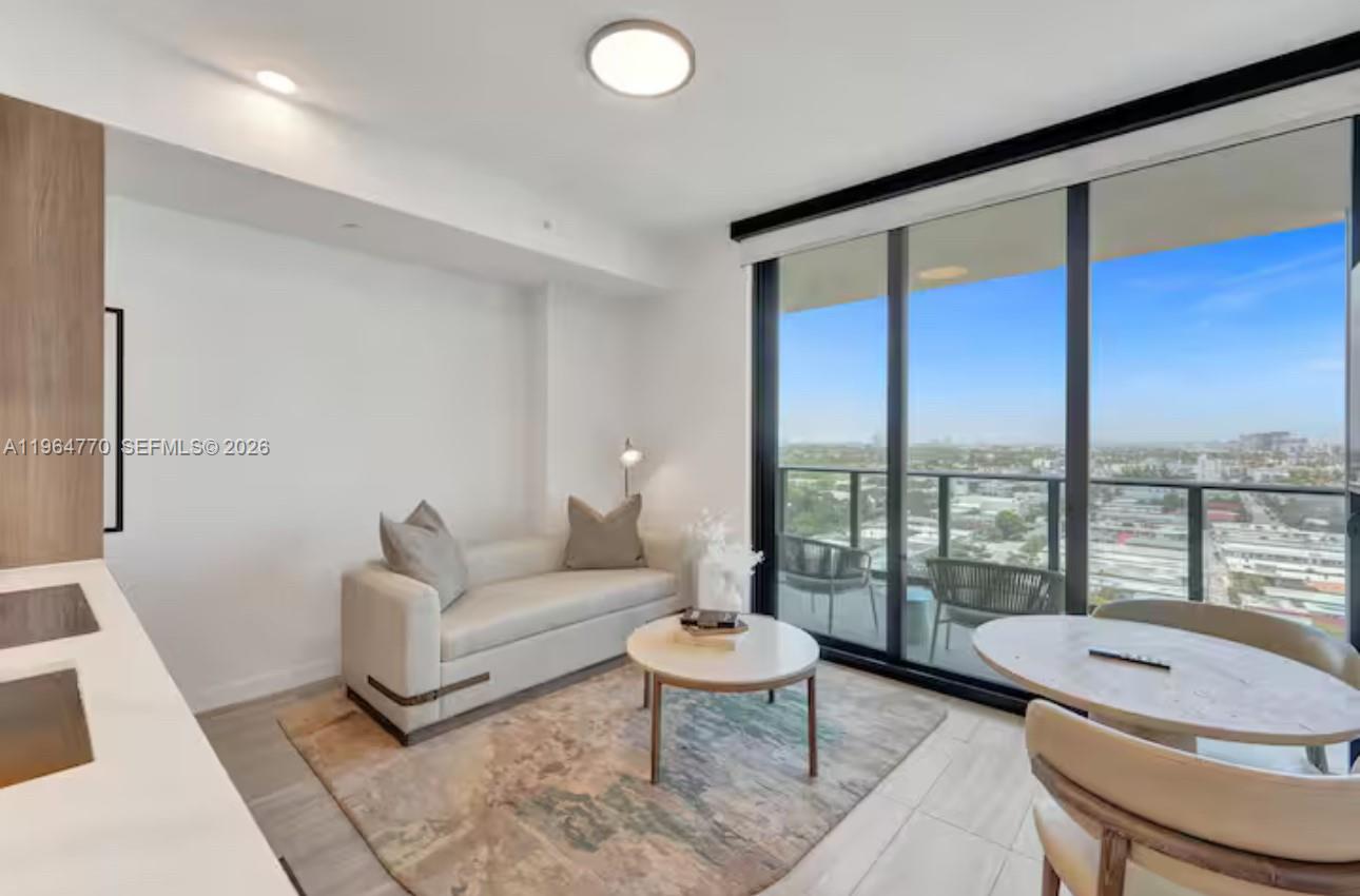 72 Park Condo: Ocean Views, Beach Steps
