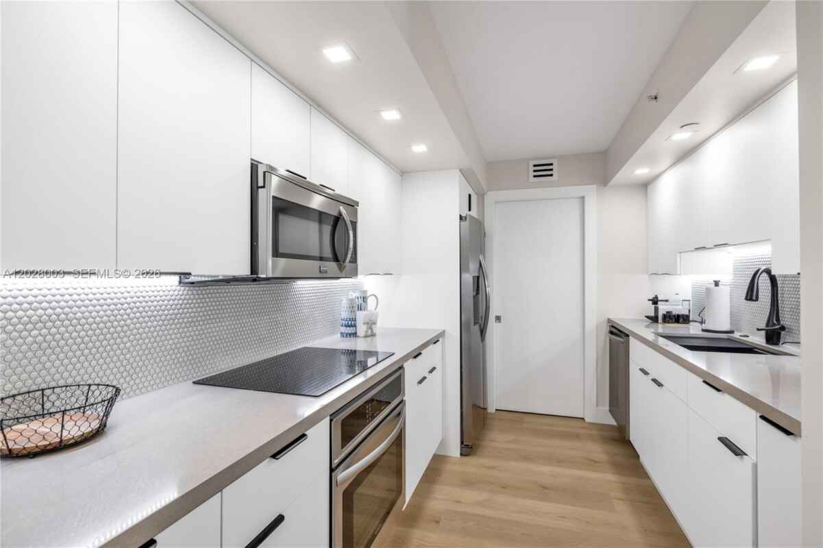 Oceanfront 1BR At The Collins, Miami Beach photo 2