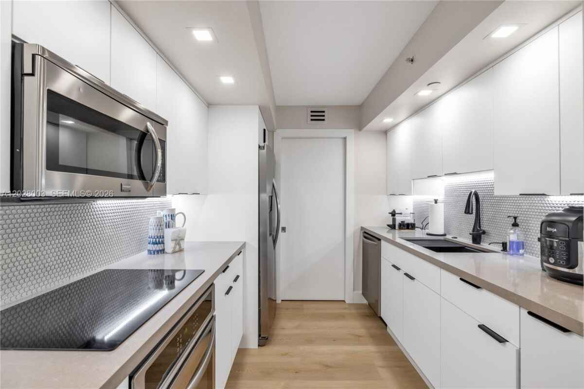 Oceanfront 1BR At The Collins, Miami Beach photo 3