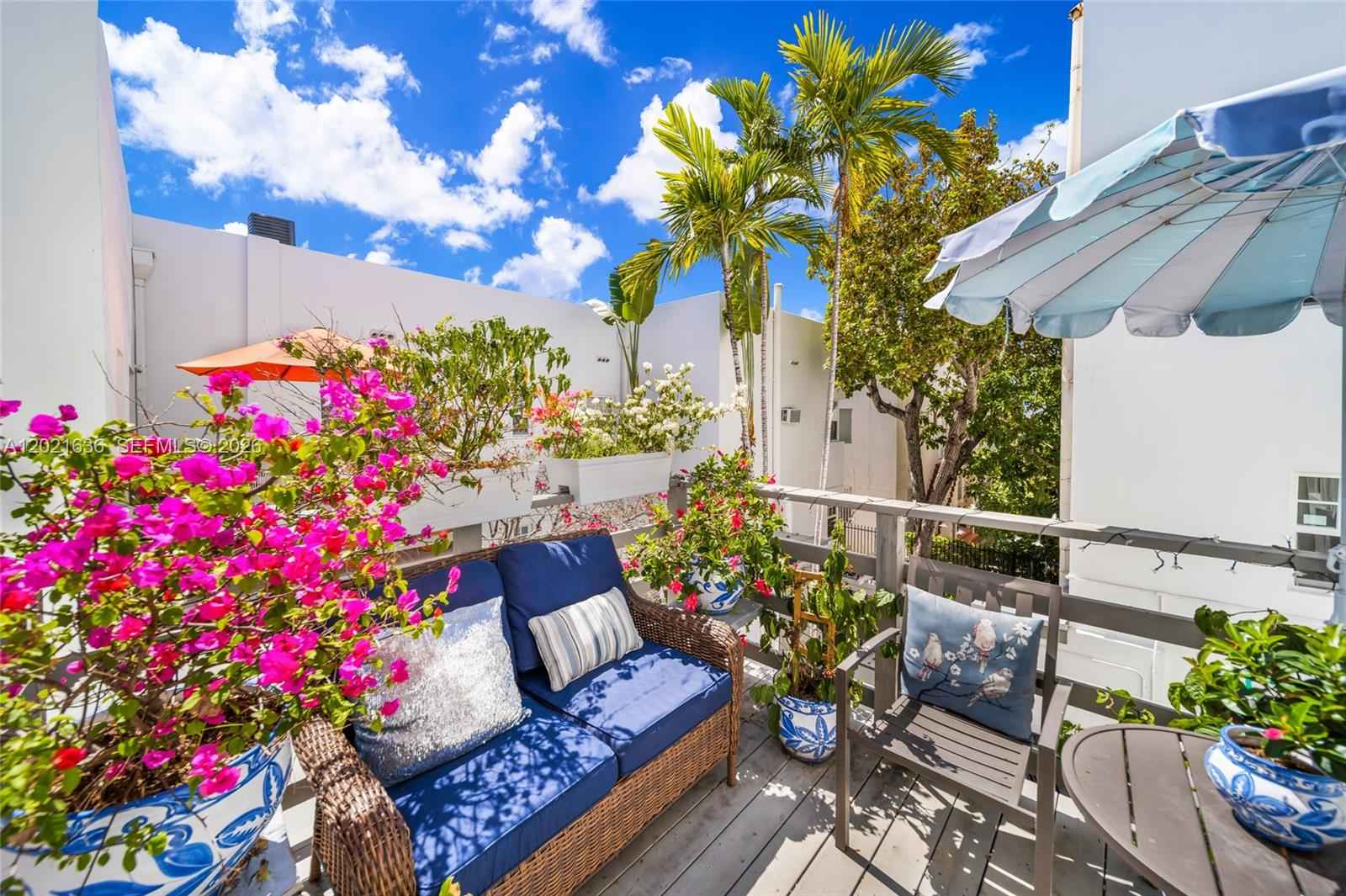 Art Deco 1BR, Ocean Breeze, Private Balcony photo 2