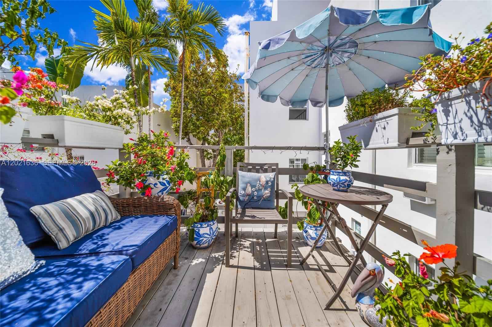 Art Deco 1BR, Ocean Breeze, Private Balcony