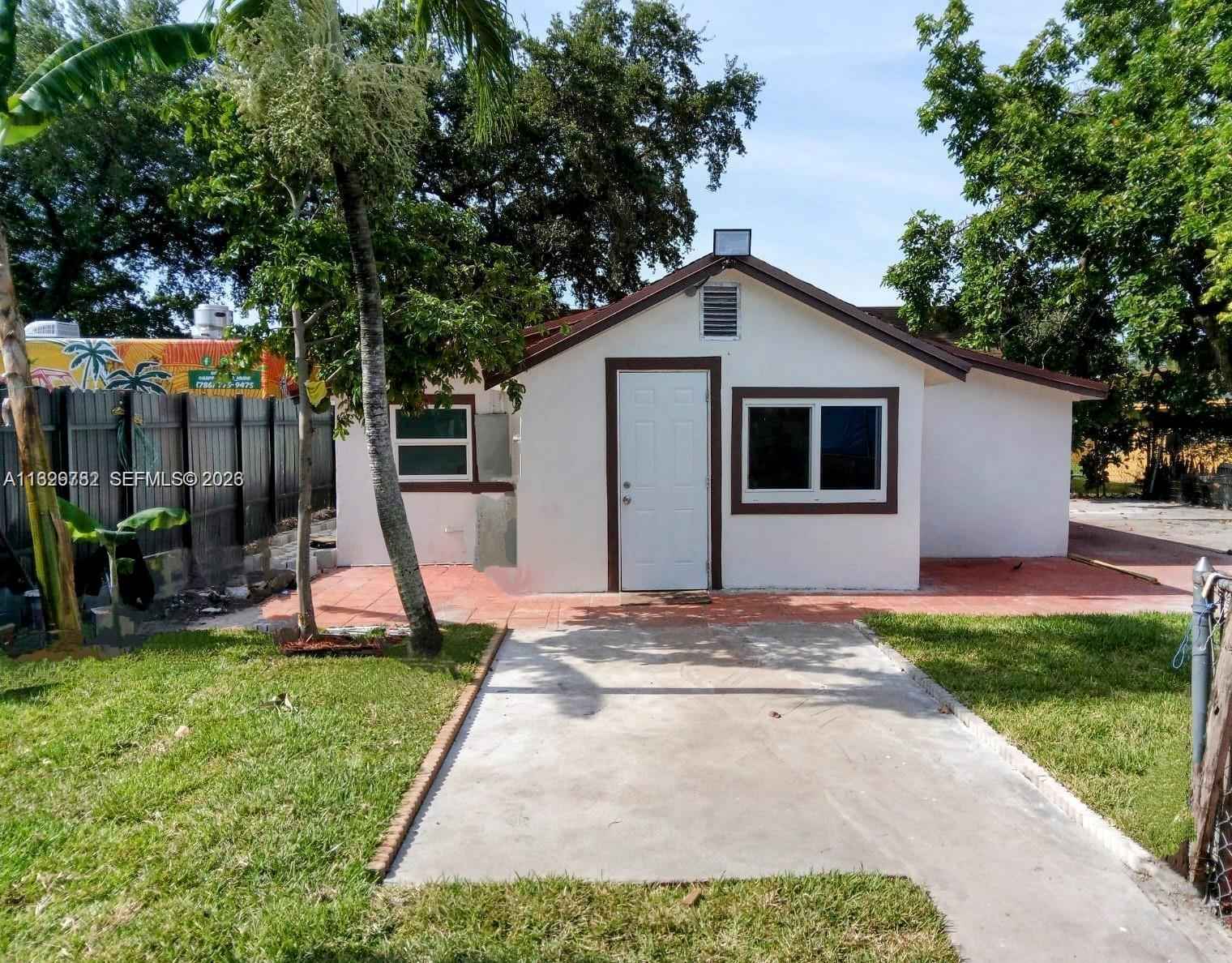 Furnished 2BR House With Patio Near Airport