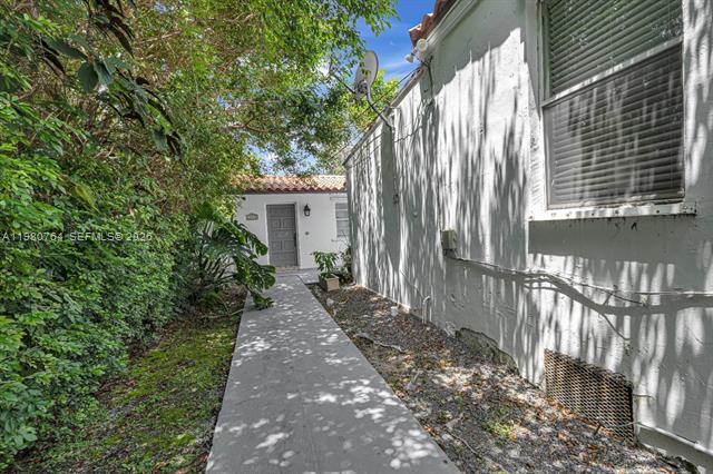 Furnished 1BR Near Calle 8, Shops & Dining photo 3