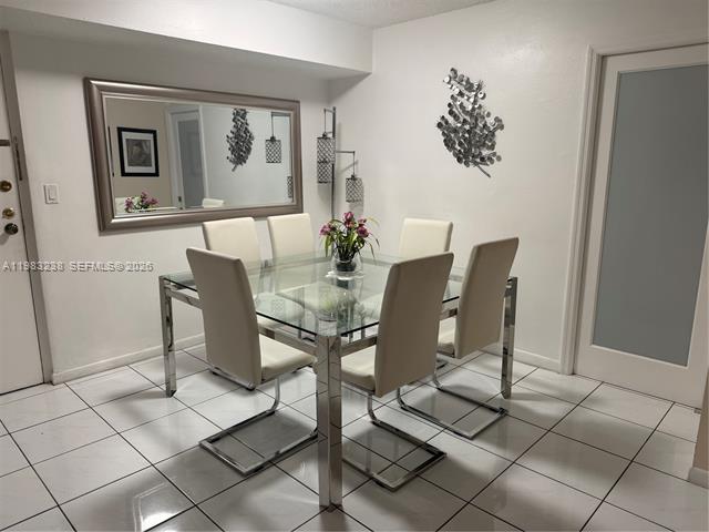 Moon Tower: Remodeled 2BR + Den, Brickell photo 2