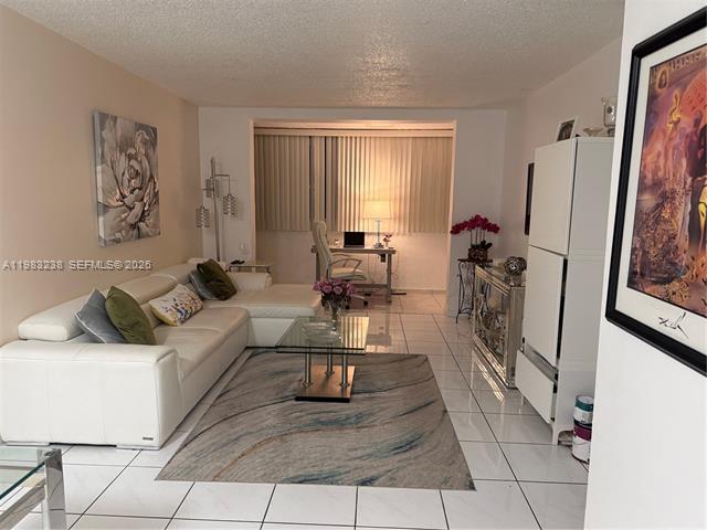 Moon Tower: Remodeled 2BR + Den, Brickell