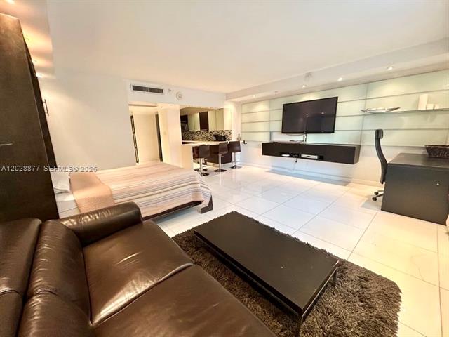 Iconic Decoplage Studio, South Beach Luxury