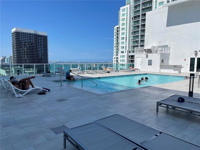 Loft Downtown II: 10-Ft Ceilings, Utilities Included