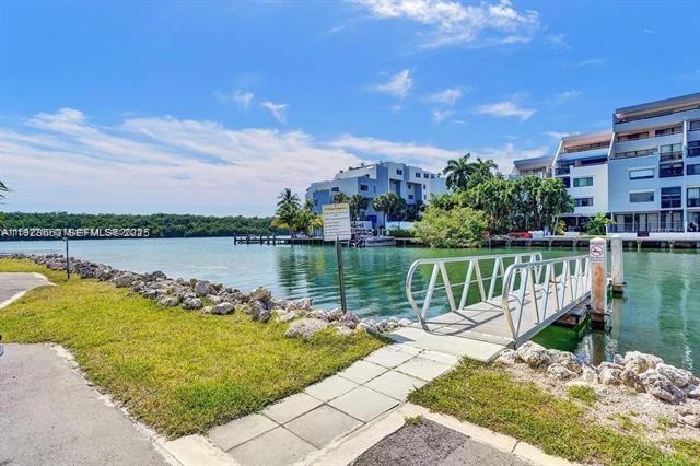 Beachfront 1BR With Sunset Bay Views photo 3