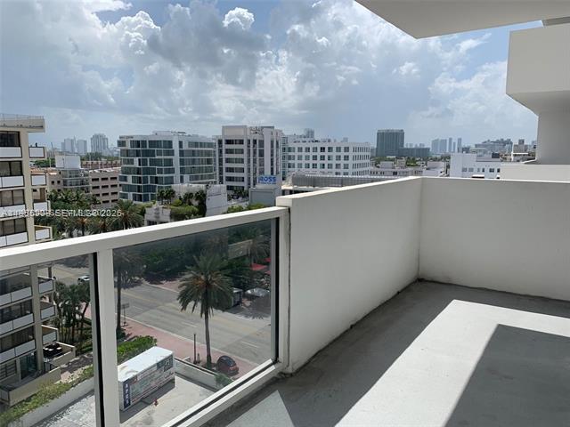 The Decoplage Oceanfront Studio