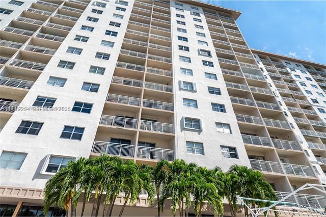 Remodeled Sunny Isles Condo With Bay Views photo 2