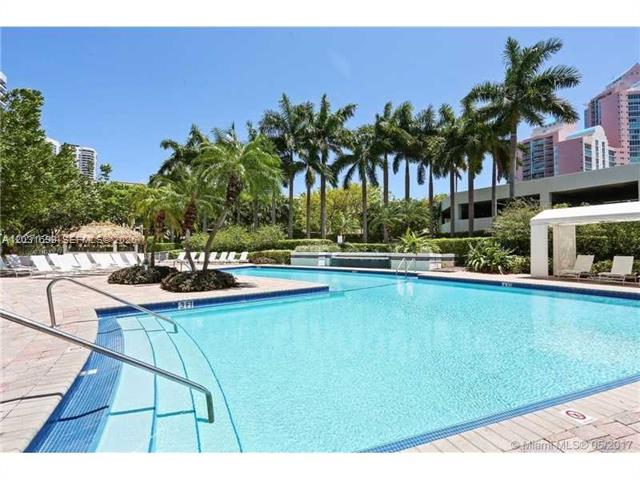 Renovated 1BR+Den, 2BA Near Beach & Mall photo 3