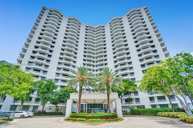 Renovated 1BR+Den, 2BA Near Beach & Mall
