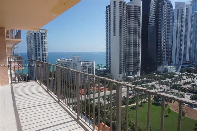 Winston Towers 600: Panoramic Ocean Views photo 2