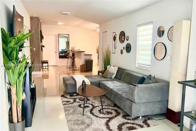 Modern 2BR With Yard Near Airport & Wynwood photo 3