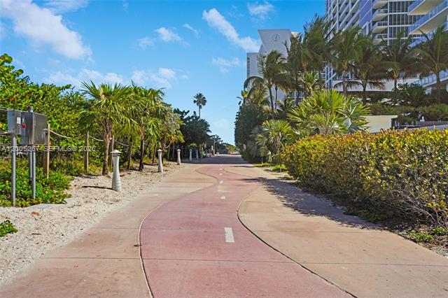 The Collins Beachfront Condo With Balcony photo 3
