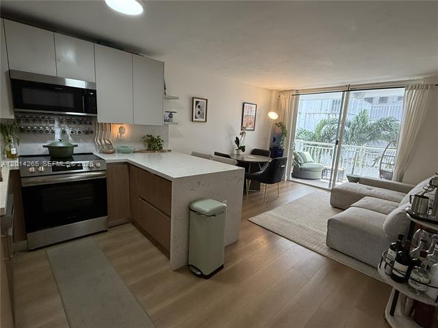 West Bay Gardens: Renovated Sobe Gem