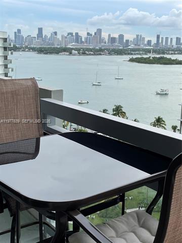 Flamingo Point Bay View With Skyline