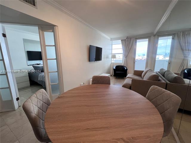 Bright Decoplage Jr Bedroom With Balcony photo 2