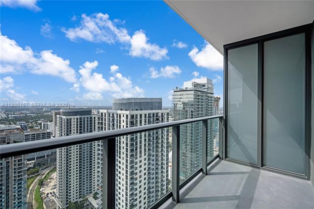 Stylish NATIIVO Condo, King Bed, W/D In Unit