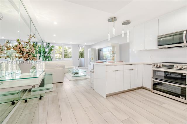 Renovated Decoplage Condo, Ocean Views, Pool Access photo 3