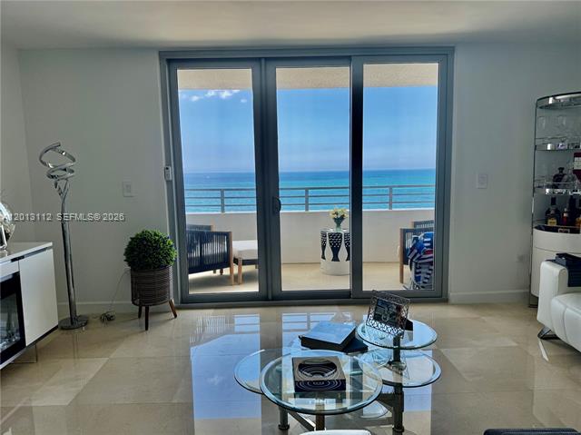 Oceanside Plaza: Turquoise Ocean Views Miami Beach photo 3