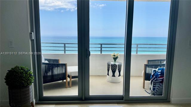 Oceanside Plaza: Turquoise Ocean Views Miami Beach photo 2