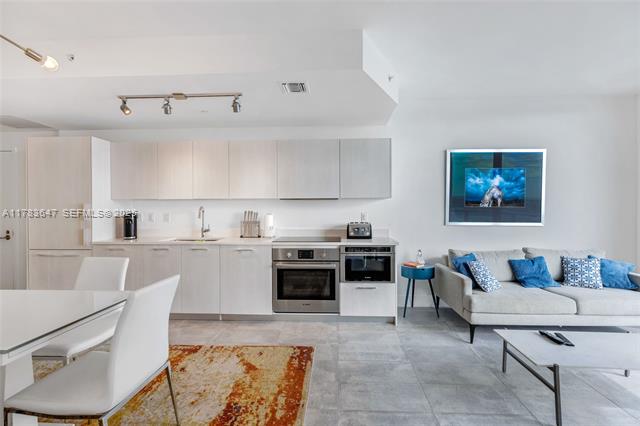 Edgewater Luxury: Downtown & Beach Skyline Views photo 2