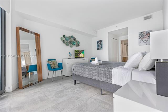 Edgewater Luxury: Downtown & Beach Skyline Views photo 3