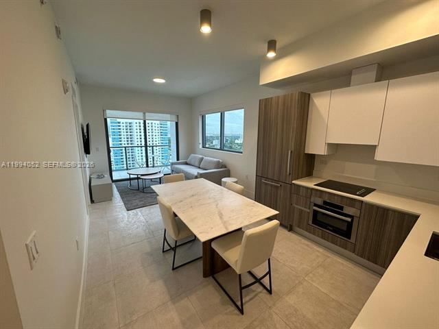 Smart Condo: Modern 1BR With Floor-to-Ceiling Windows