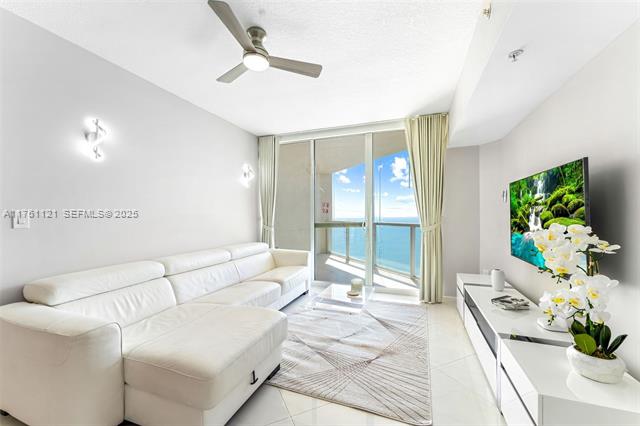La Perla 28th Floor: Ocean Views & Beach
