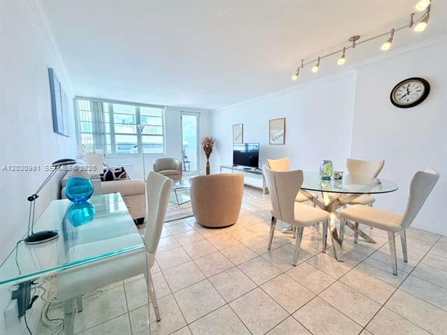 Decoplage: Ocean View Balcony on Lincoln Rd