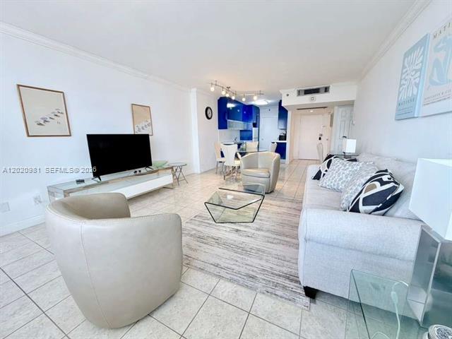 Decoplage: Ocean View Balcony on Lincoln Rd photo 3