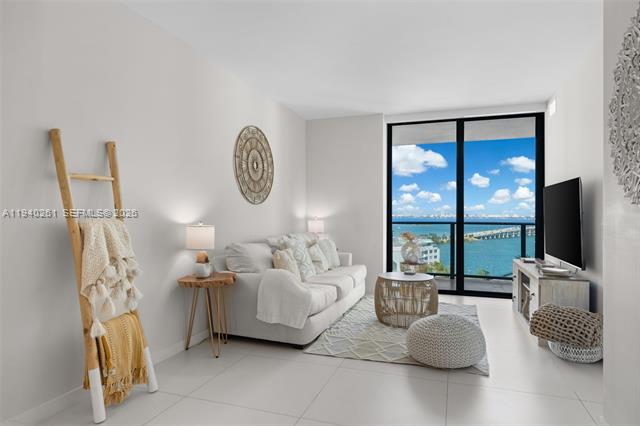 Paraiso Bayviews: Panoramic Bay 1BR+Den