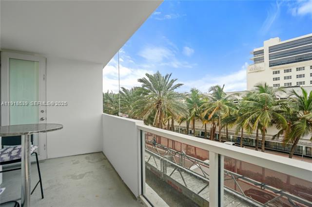 Decoplage With Lincoln Road Terrace View photo 3