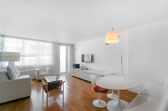 Oceanfront 1BR at 100 Lincoln Rd, South Beach photo 2
